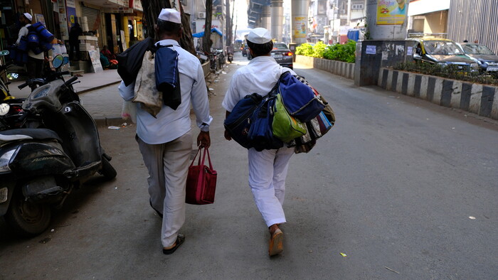 dabbawala zbiera obedy po obede aby ich spatne zanieslo do domacnosti.JPG