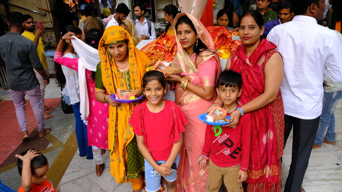 rodina prisla navstivit chram venovany Mumbadevi.JPG