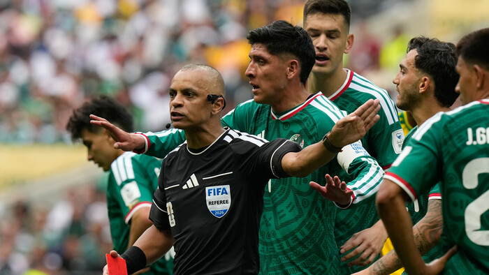 FUTBAL: Červená karta v úvodnom zápase na MS