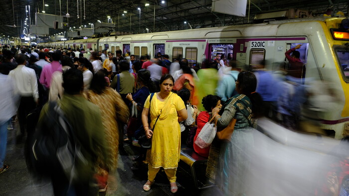 vlakove stanice su vzdy plne ludi.JPG
