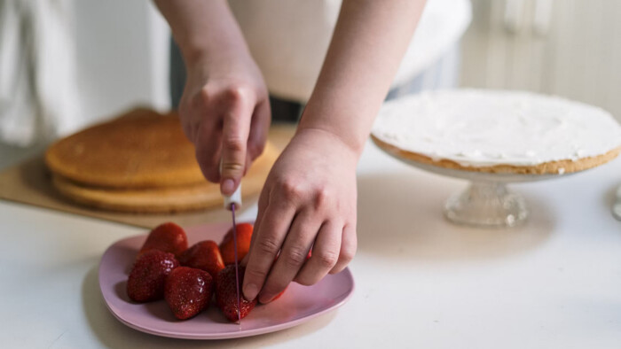 RECEPT: Rýchla nepečená jahodová torta, ktorá chutí ako leto
