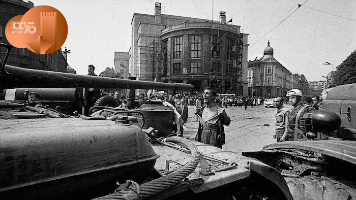 Tank mieril svojou hlavňou na prvé poschodie budovy rozhlasu. Vtedy sa rozhodol, čo urobí