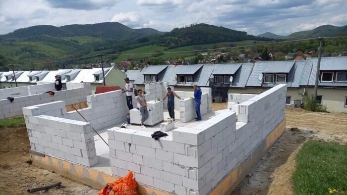 Projekt DOM.ov: Von der Hütte ins eigene Haus