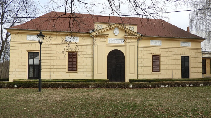 Počas turistiky môžete nájsť do divadla v Hlohovci 