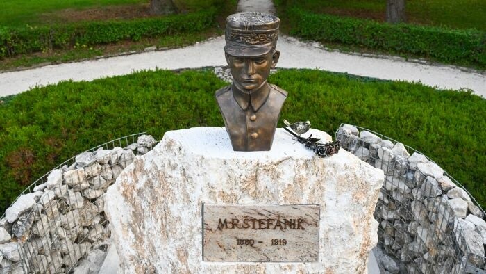El presidente colocó la primera piedra de la escuela M. R. Štefánik en Azerbaiyán