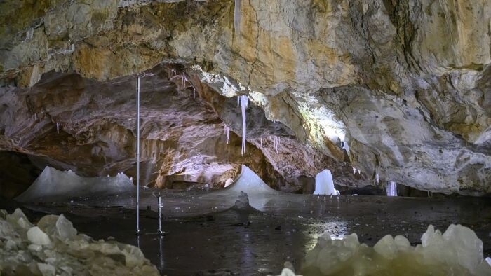 La dernière grotte de glace slovaque fond