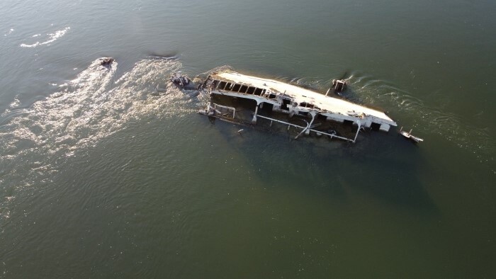 Niedriger Wasserstand der Donau legt Schiffswrack frei