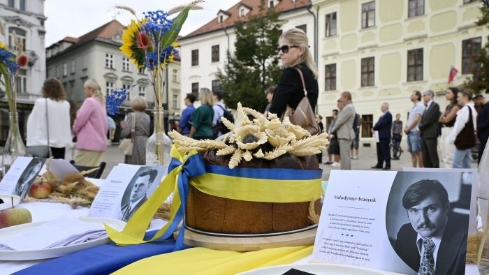 Bratislava recuerda a quienes murieron por la independencia de Ucrania