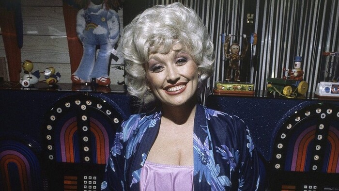 Vo veku 80 rokov zomrela speváčka Dolly Partonová