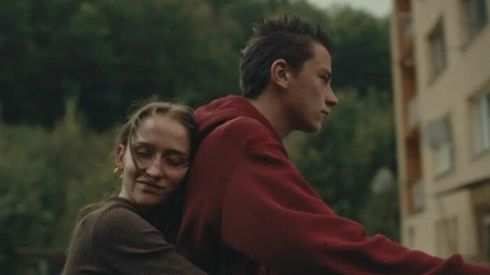 Filmová recenzia: Hore je nebo, v doline som ja