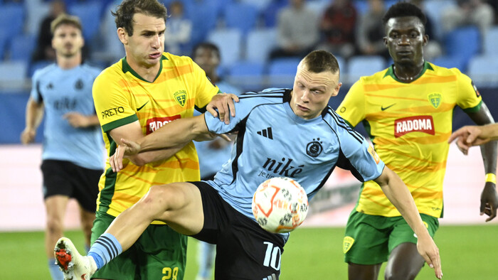 FUTBAL: Žilina trikrát viedla, Slovan trikrát vyrovnal 