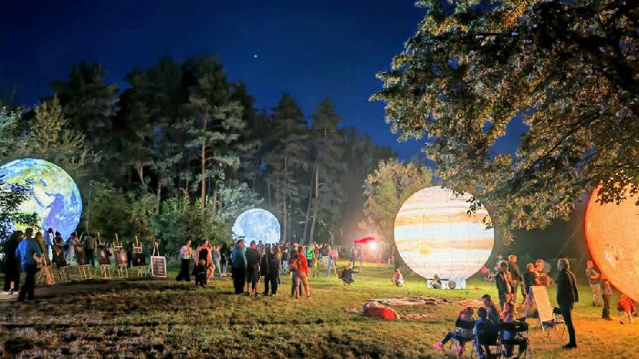 Prievidzský park zaplnili planéty
