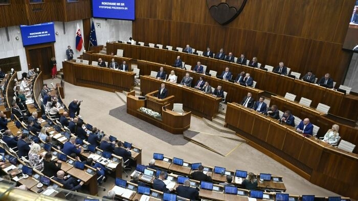Po letnej prestávke opäť rokuje parlament 