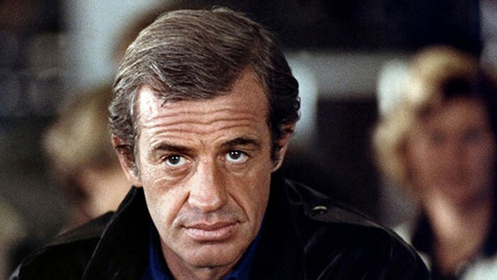 Belmondo ako policajt, ktorý rozpúta vojnu medzi mafiánmi. Krimikomédia plná akcie a humoru