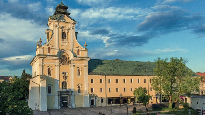Na Piaristický kostol v Prievidzi sa vrátili sochy