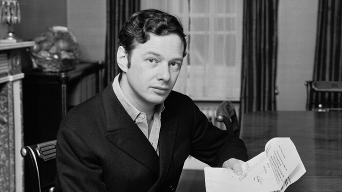 Za pódiom: Brian Epstein
