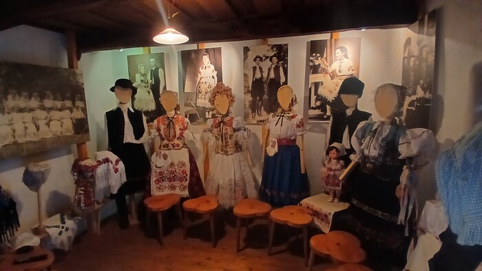 Čierna stužka na sebechlebskom kroji. Prečo ju tam nosia?