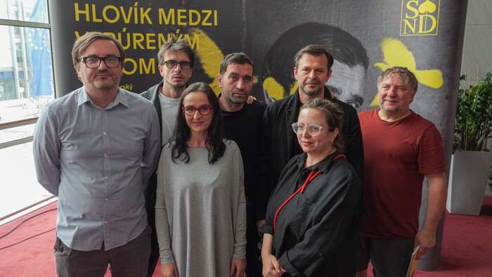 Hlovík medzi vzbúreným ľudom v Činohre SND 