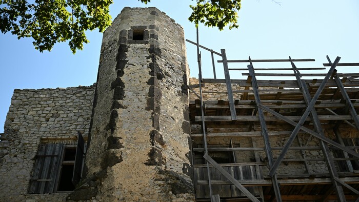 Hrad nad obcou Vinné