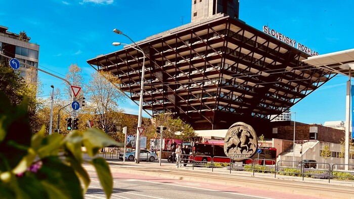 Rádio Slovensko naživo pod obrátenou pyramídou
