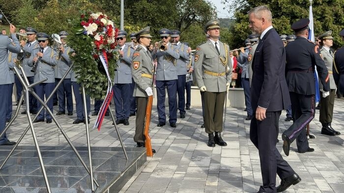 Prezident odovzdal bojové zástavy