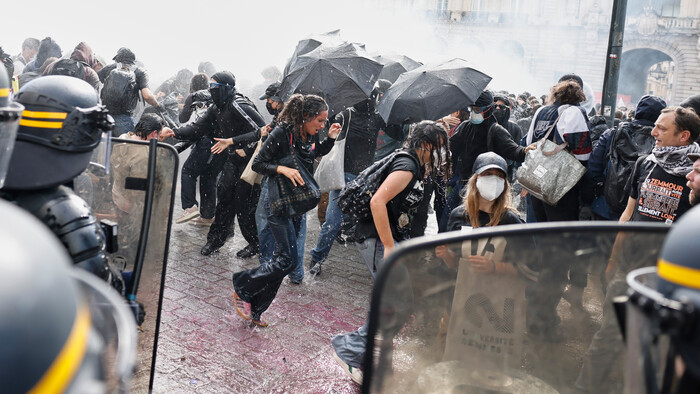 Silnejúce protesty vo Francúzsku