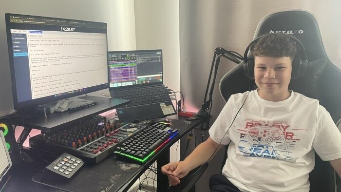 Trinásťročný Sebastián vysiela z vlastnej izby