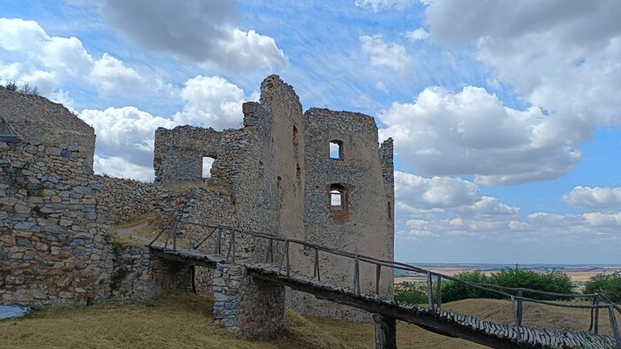 Oponický hrad v Tríbečskom pohorí