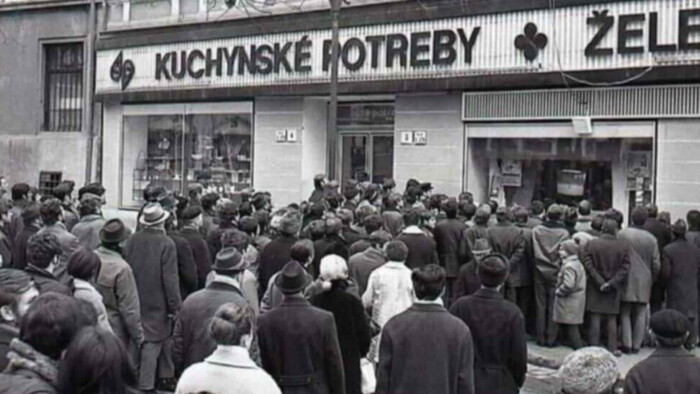 sledovanie-televizie-farba-rok1970-STVR