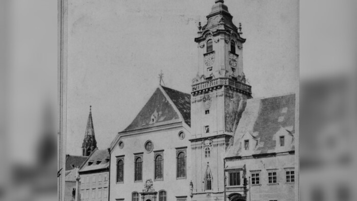 Tri vlajky na bratislavských strážnych vežiach. Aké posolstvo skrývali?