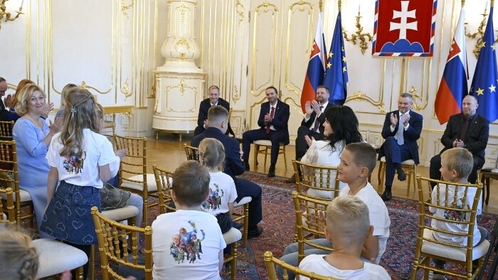 President Holds Meeting on 'Healthier Schools' Project 