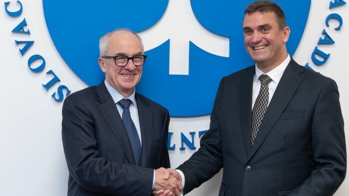 El director general del CERN Thomson llegó en visita oficial a Eslovaquia