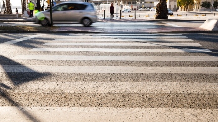 Seniori dohliadajú na deti na priechodoch pre chodcov
