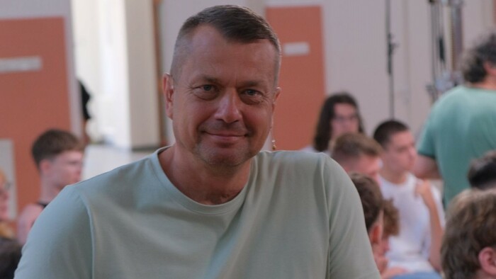 Zo spravodajského štúdia rovno do večernej šou