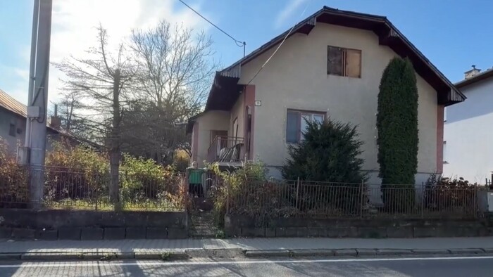 Kradnú mu úrodu, nadávajú a hádžu kamene do okien