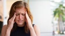 bolest hlavy_freepik_katemangostar.jpg