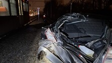 Ďalšia nehoda na železnici: V Bratislave sa zrazil vlak s osobným autom