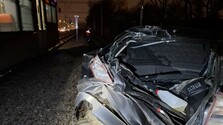 Ďalšia nehoda na železnici: V Bratislave sa zrazil vlak s osobným autom