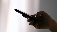 Matka našla v dcérinom telefóne správy od sexuálneho predátora. Odborníci radia, ako predísť podobným prípadom