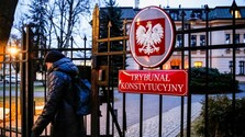 Poľský ústavný súd nie je nezávislý ani nestranný. Porušil základné zásady práva EÚ, uviedol súdny dvor
