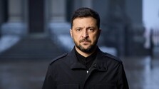 Kráčame spoločne vpred a naša ľudskosť pretrvá napriek všetkým prekážkam, odkázal Zelenskyj Ukrajincom v novoročnom posolstve