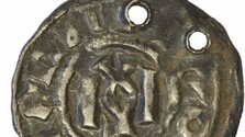 Polícia zaistila od vykrádača archeologického dedičstva raritnú mincu. Pochádza zo severu Talianska