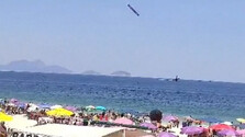 VIDEO: Pri brazílskej pláži Copacabana sa do mora zrútilo malé lietadlo. Pilot nehodu neprežil