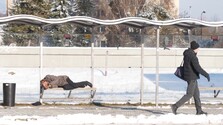 Meteorológovia varujú pred najmrazivejšou nocou tejto zimy. Pre ľudí bez domova znamená zima boj o prežitie