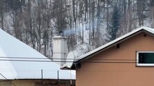 Oščadnicu zahalil smog, hodnoty stúpajú najmä večer. Starosta tvrdí, že za to môže neďaleké lyžiarske stredisko