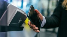 Platba telefónom je bezpečnejšia ako platobnou kartou: Odborník radí, ako sa chrániť pred podvodmi