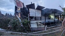 Požiar zachvátil rodinný dom na východe. Vnútri sa nachádzal muž, ktorý nešťastie neprežil