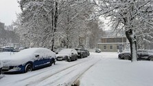 Vo vyšších polohách Slovenska sú cesty pokryté čerstvým snehom. Cestári upozorňujú aj na nárazový vietor