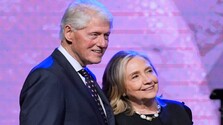 Bill Clinton a jeho manželka Hillary odmietli vypovedať v Epsteinovej kauze. Republikáni sa ich vraj snažia dostať do väzenia