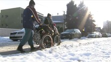 Situácia po snehovej kalamite v Košiciach: Chodníky sú skôr prekážkovou dráhou, najviac trpia vozíčkari